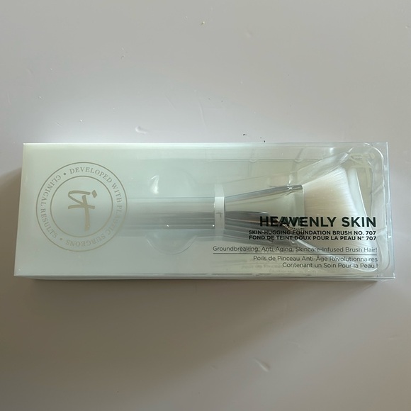 iT Cosmetics Heavenly Skin Hugging Foundation Brush #707 - SEALED - Picture 1 of 6